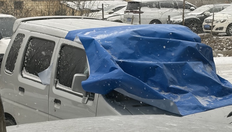 बर्फाच्या हवामानात वाहनांच्या आवरणासाठी पीई टारपॉलिनचा वापर